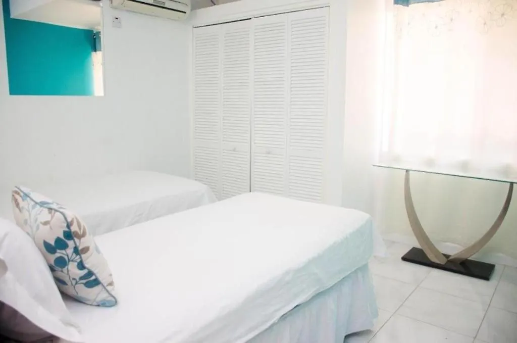 Two Bedroom Apartment In New 金斯敦